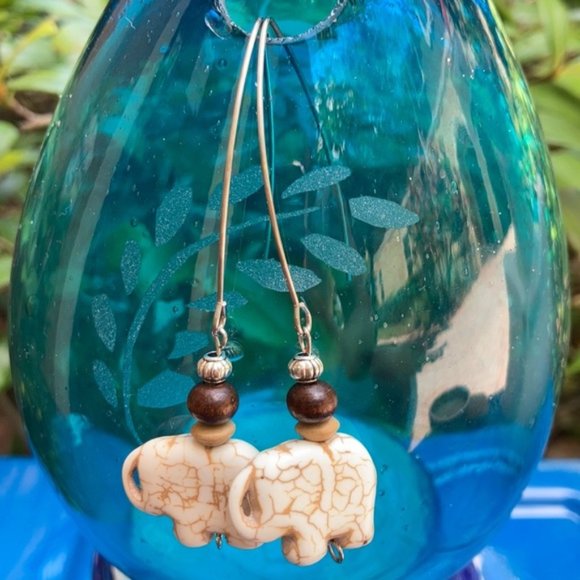 Boho Rustic White howlite stone Elephant earrings - Picture 3 of 10